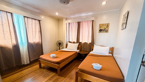 Double Room | Desk