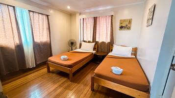Double Room | Desk
