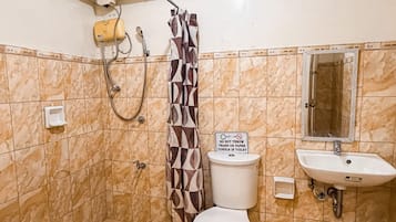 Family Room | Bathroom | Shower, free toiletries, towels, soap