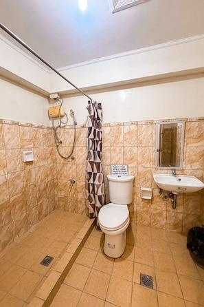 Habitación familiar | Baño | Ducha, artículos de higiene personal gratuitos, toallas y jabón
