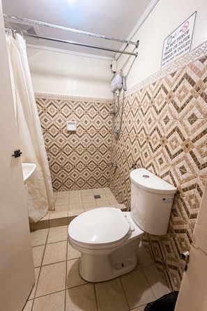 Habitación doble | Baño | Regadera, amenidades de baño gratuitas, toallas, jabón 