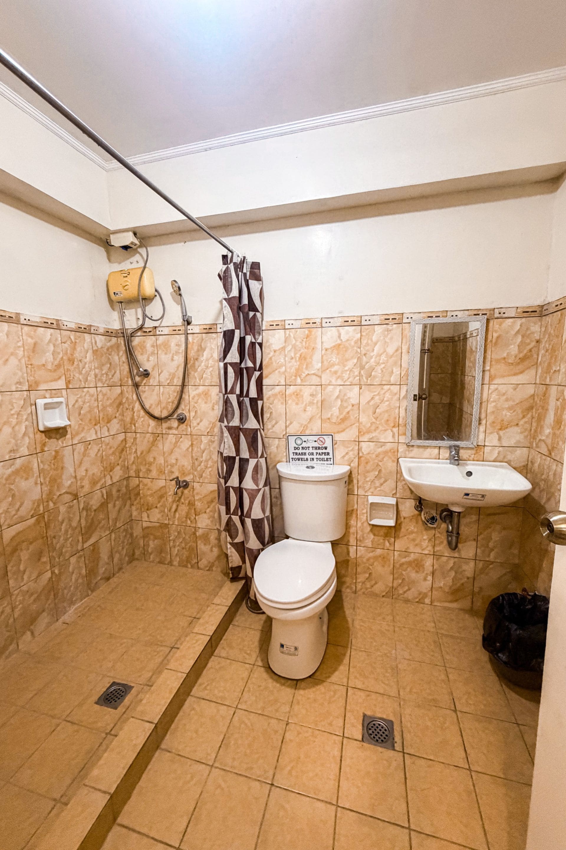 Family Room | Bathroom | Shower, free toiletries, towels, soap