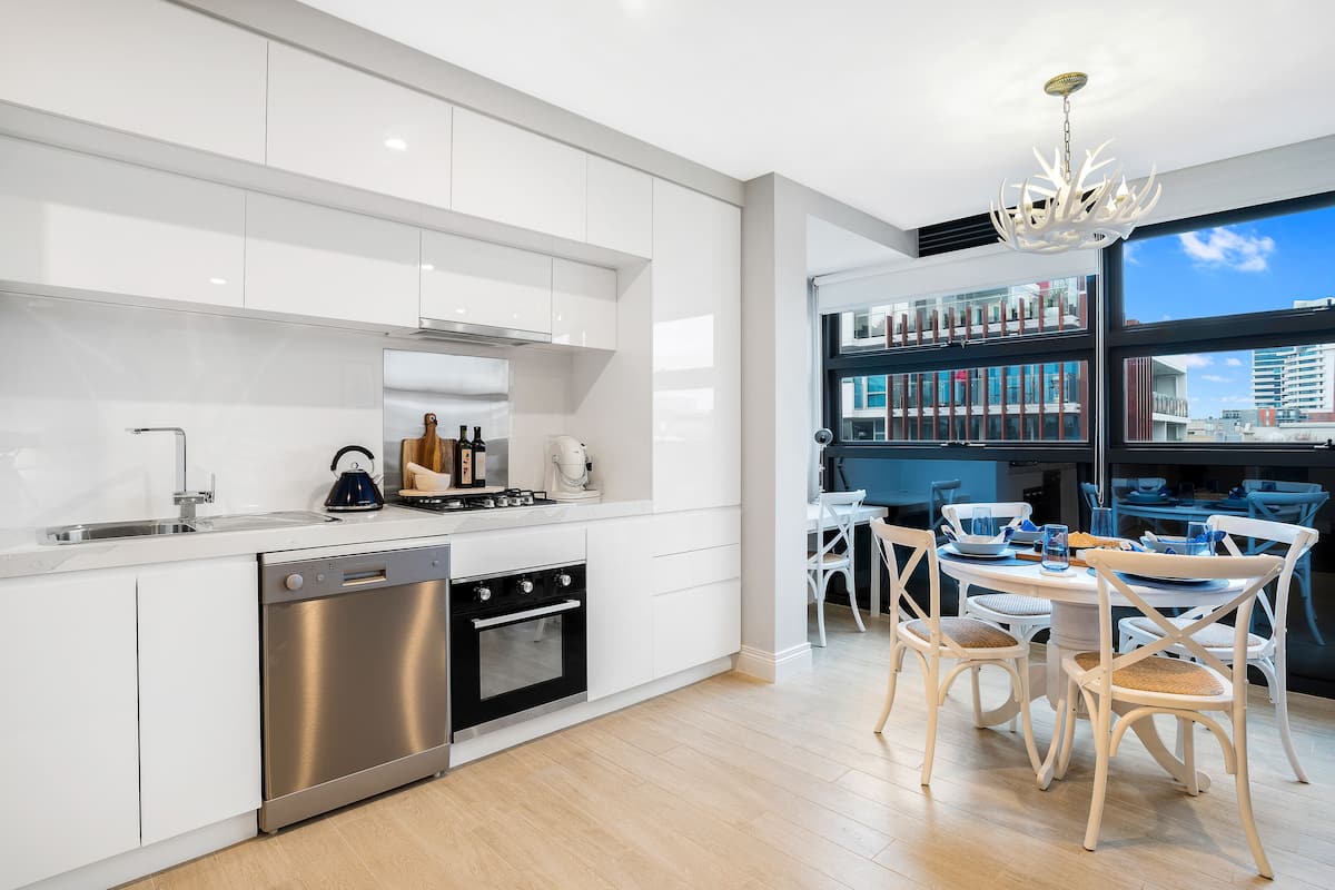 Deluxe appartement, 1 slaapkamer | Privékeuken | Een koelkast/vriezer, een magnetron, een oven, een kookplaat
