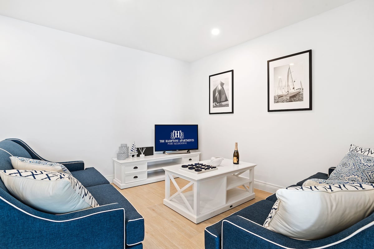 Standaard appartement, 1 slaapkamer | Woonruimte | Een 42-inch flatscreentelevisie met digitale zenders en een televisie