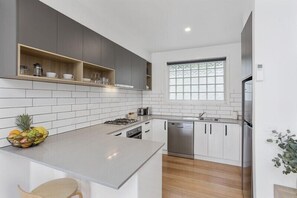 Apartamento, 2 habitaciones | Cocina privada | Frigorífico grande, microondas, horno y placa de cocina