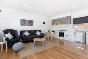 Apartamento, 1 habitación | Zona de estar | Una televisión de pantalla plana