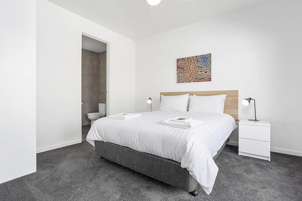 Apartment, 1 Bedroom | Desk, iron/ironing board, WiFi (free)