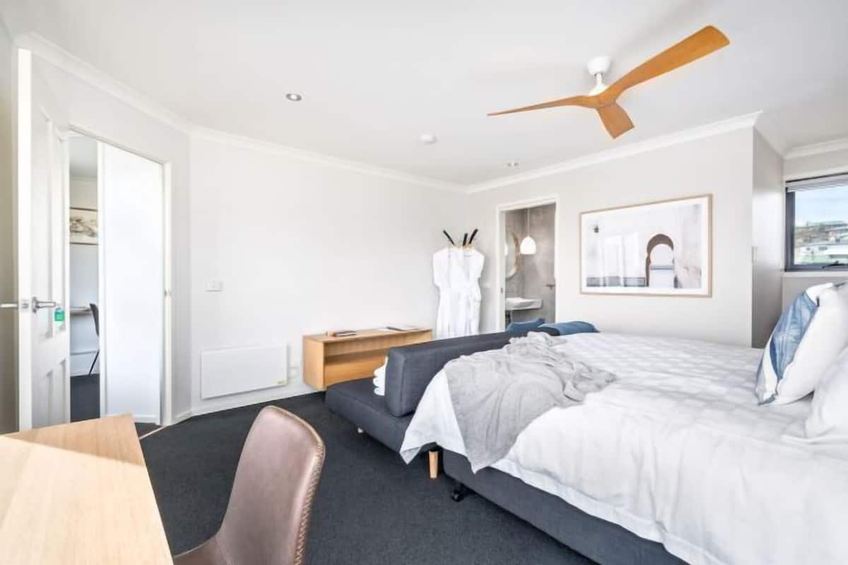 2 bedrooms, premium bedding, individually decorated
