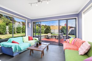 TV connectée de 40 pouces avec chaînes thématiques, télévision