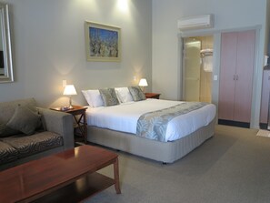 Estudio superior, 1 cama King size | Sábanas de algodón egipcio y ropa de cama de alta calidad