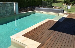Outdoor pool, pool umbrellas, sun loungers - Shangri La Gardens (Wynnum West)