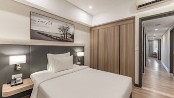 Executive Suite, 4 Bedrooms, Kitchen, Park View