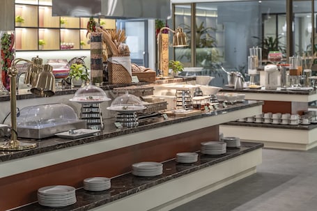 Desayuno completo diario (VND 350000 por persona). Garden View Court Suites Ho Chi Minh City