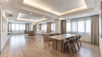 Executive Suite, 4 Bedrooms, Kitchen, Park View | Dining room