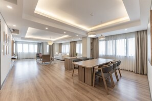Executive Süit, 4 Yatak Odası, Mutfak, Park Manzaralı | Yemek odası