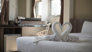 Meja kerja, kedap suara, dan Wi-Fi gratis