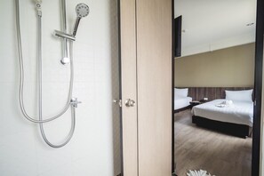 Buồng tắm vòi sen, đồ dùng nhà tắm miễn phí, máy sấy tóc, khăn tắm 