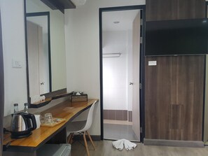 Meja kerja, kedap suara, dan Wi-Fi gratis