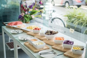 Une table de buffet proposant divers plats et accompagnements.