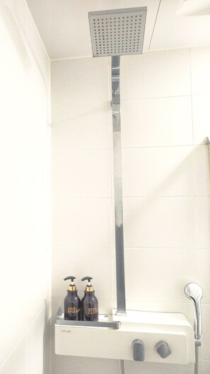 Shower, slippers, towels - Golden Park Hotel (Jeju City)