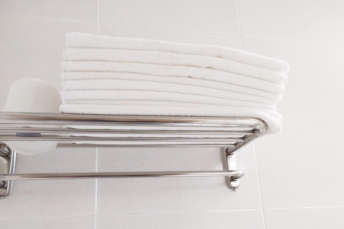 ฝักบัว, รองเท้าสวมภายในห้อง, ผ้าเช็ดตัว