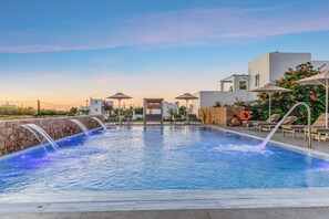 Una piscina al aire libre de temporada