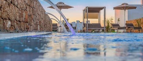 Una piscina al aire libre de temporada