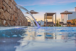 Una piscina al aire libre de temporada