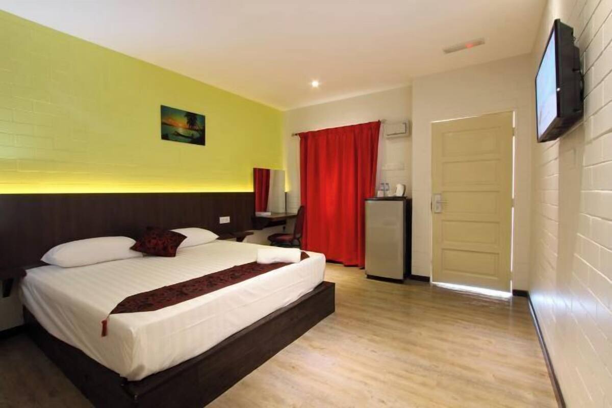Escritorio, cortinas opacas, tabla de planchar con plancha y wifi gratis
