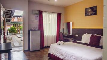 Bureau, rideaux occultants, fer et planche Ă repasser, Wi-Fi gratuit