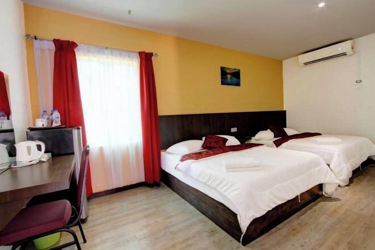 Escritorio, cortinas opacas, tabla de planchar con plancha y wifi gratis