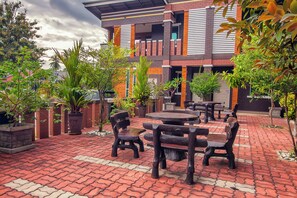 Rom – deluxe, 1 kingsize-seng, ikke-røyk, kjøleskap | Utsikt mot gårdsplass