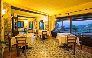 Breakfast and lunch served  - Agriturismo Pera di Basso (Casamicciola Terme)