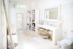 Ducha, artículos de tocador gratuitos, secador de pelo, batas