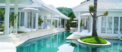 Outdoor pool, pool loungers