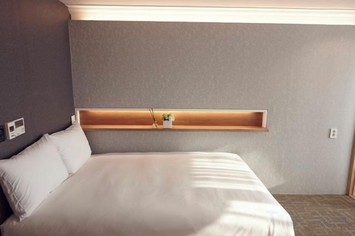 In-room safe, blackout drapes, soundproofing
