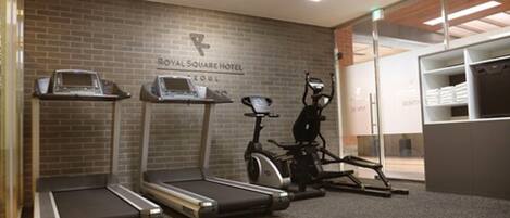 Un gimnasio con cintas de correr y una máquina elíptica en el Hotel Royal Square de Seúl.