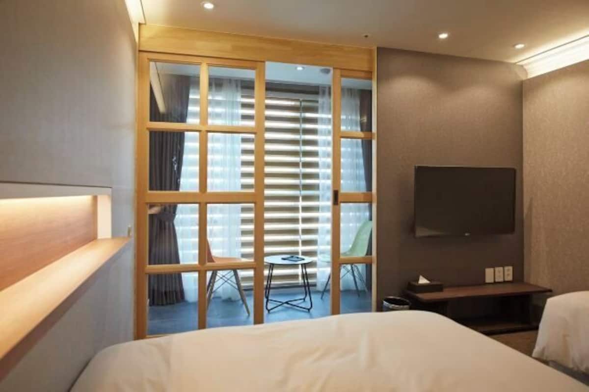 In-room safe, blackout drapes, soundproofing