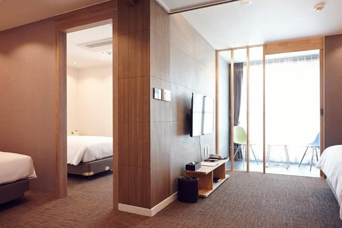 In-room safe, blackout drapes, soundproofing