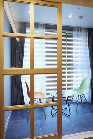 En 43-tommers LED-TV med kabel-kanaler samt TV