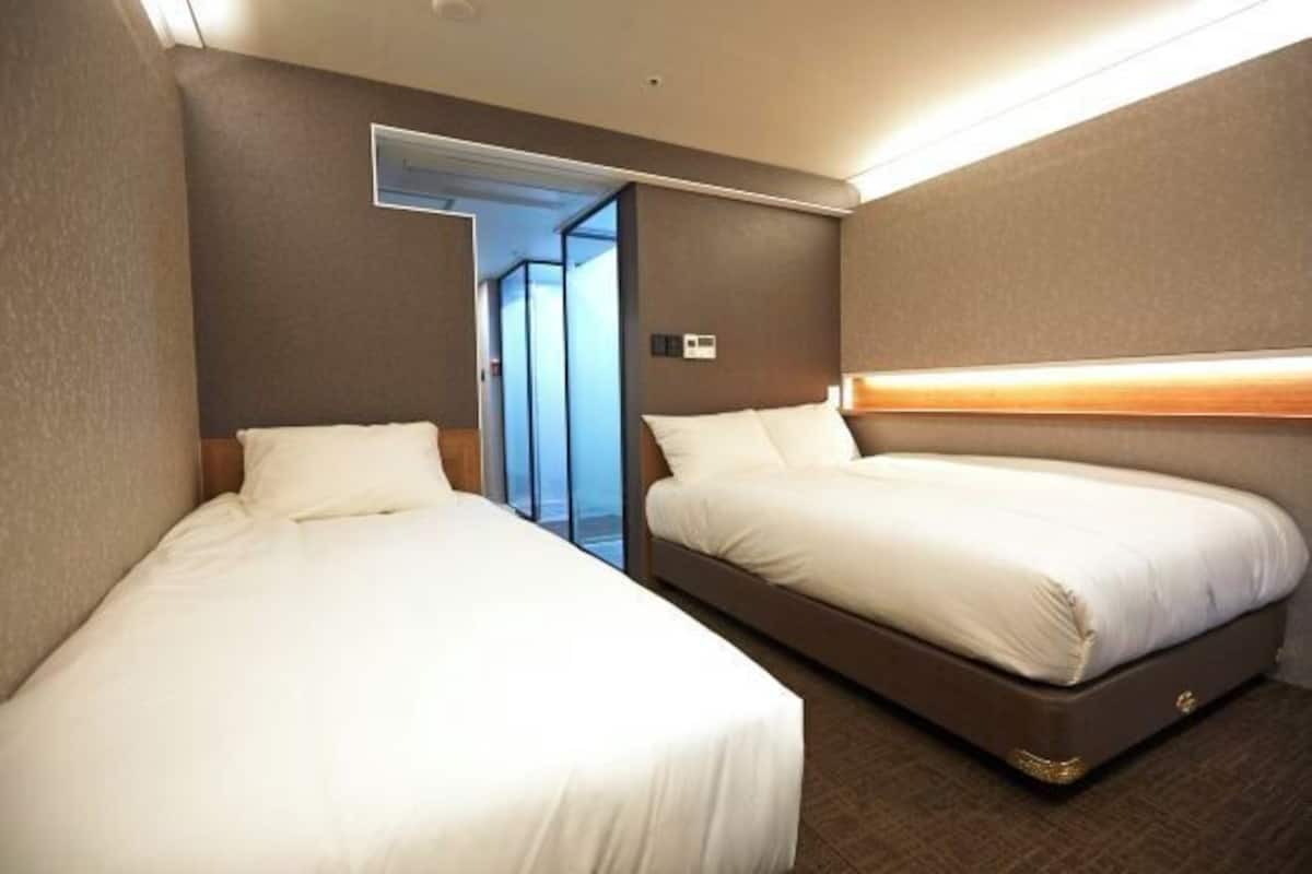 In-room safe, blackout drapes, soundproofing
