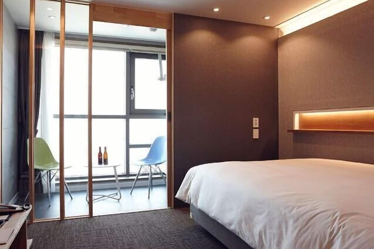 In-room safe, blackout drapes, soundproofing