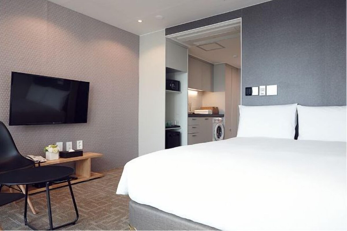 In-room safe, blackout drapes, soundproofing