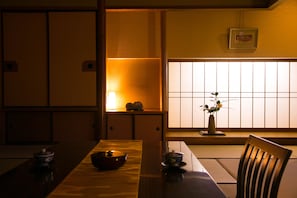 Traditional-Zimmer, eigenes Bad (Japanese Style, 10 Tatami-mats) | Essbereich im Zimmer