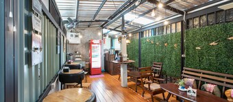 The Alley Hostel & Bistro