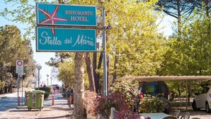 A sign for Ristorante Hotel Stella del Mare with a no parking sign below it. - Hotel Stella del Mare (Cervia)