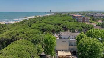 In-room safe, desk, bed sheets