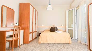 VÀrdeförvaringsskÄp pÄ rummet, skrivbord och sÀngklÀder