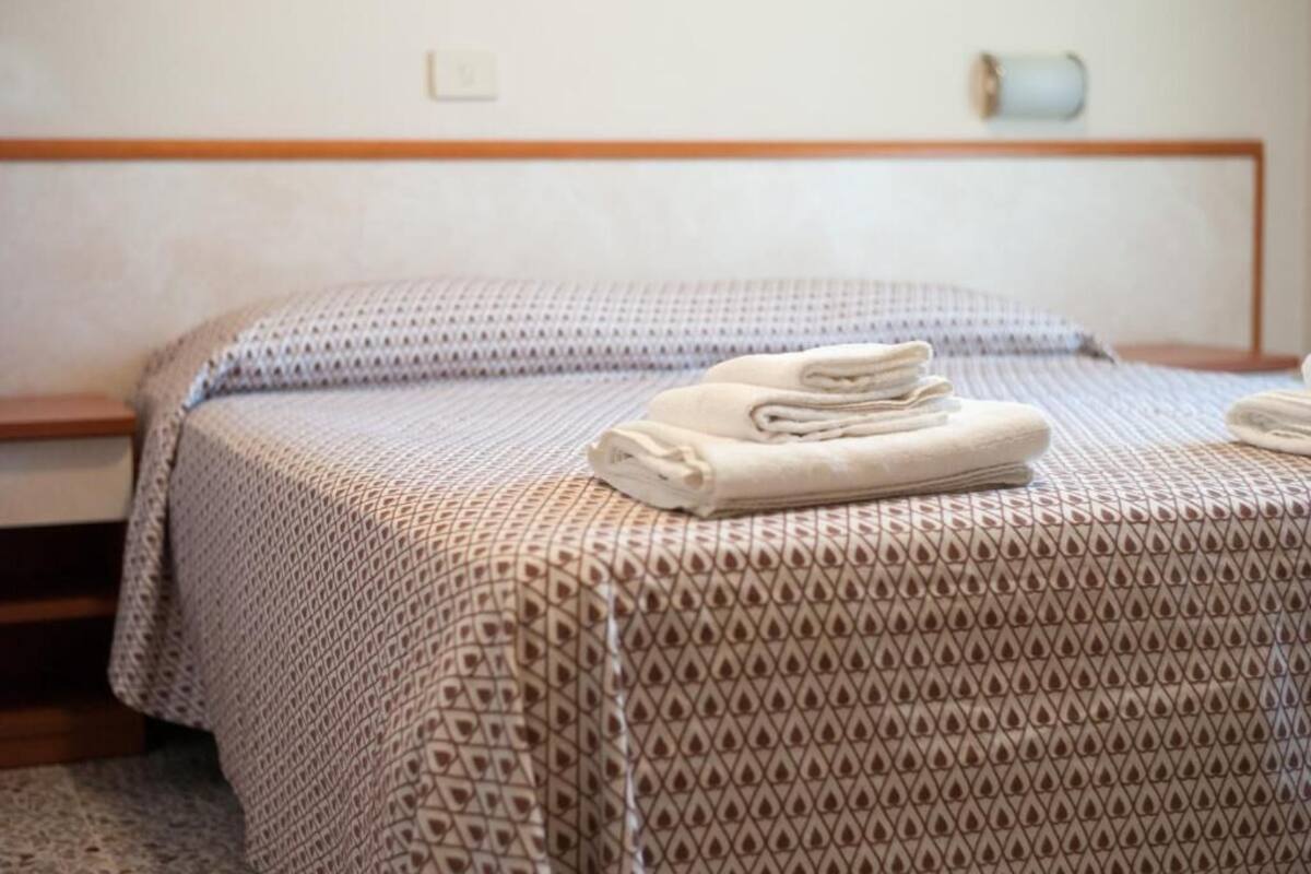 Caja fuerte, escritorio, ropa de cama