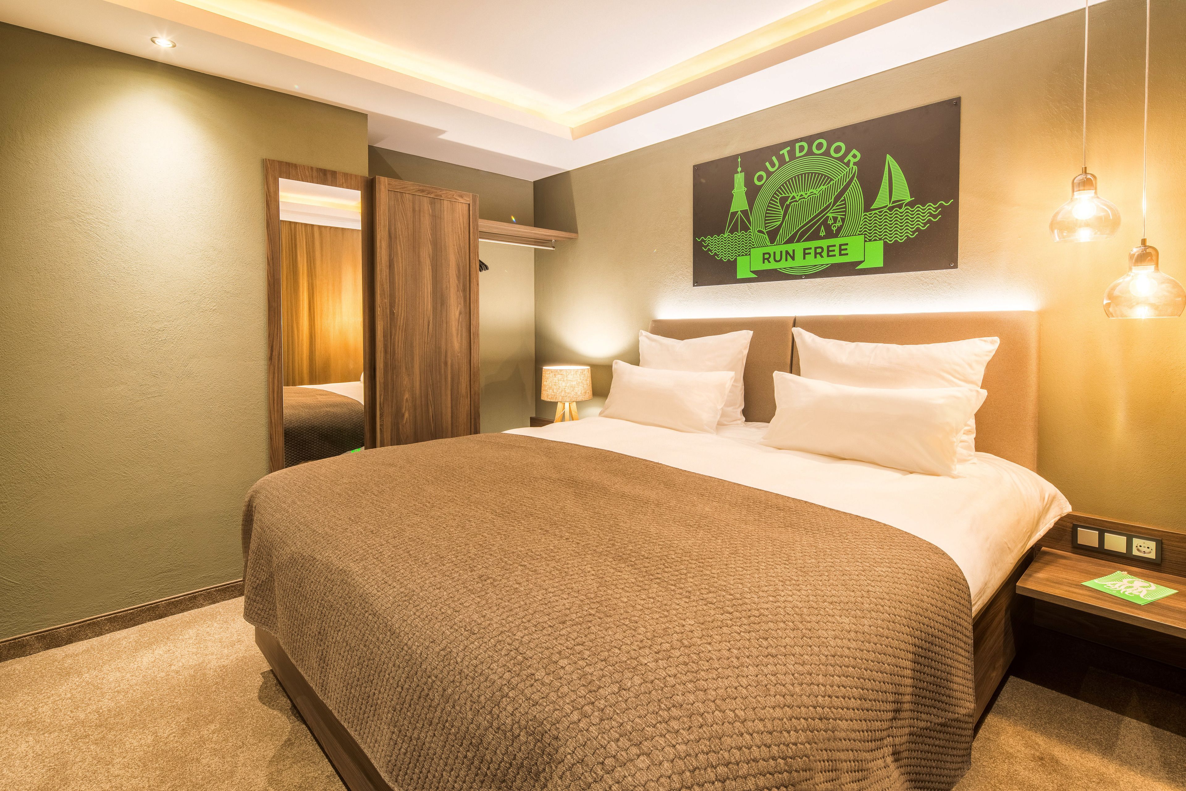 suite "junior" | premium bedding, in-room safe, desk, cots/infant beds